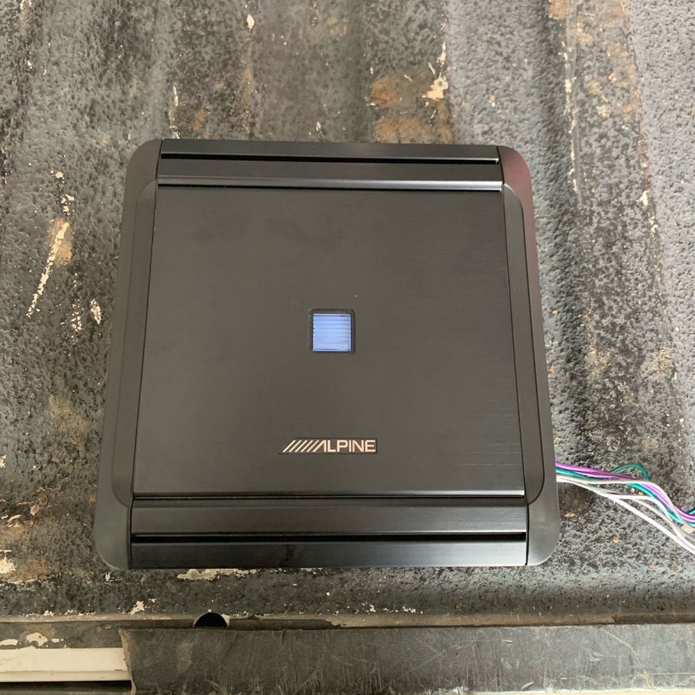 Alpine speaker amp